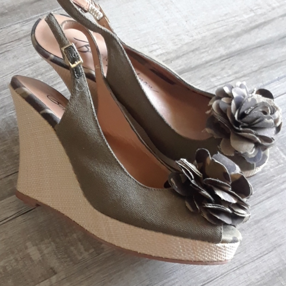 BEVERLY FELDMAN...CAMO FLOWER WEDGE
